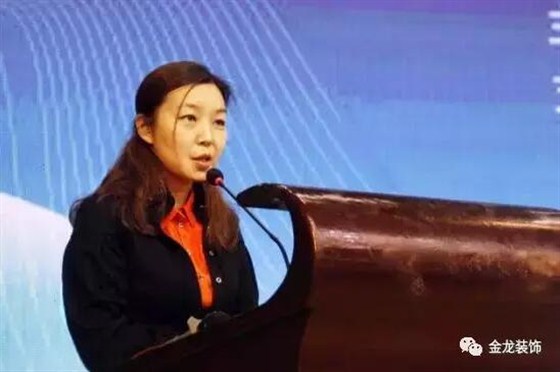 山东省房地产业协会秘书长孙莉主持会议 
