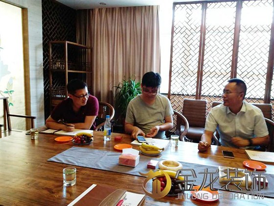 工程精装修设计、施工一体化专业企业&mdash;&mdash;金龙装饰领导们认真的解答代表们的疑问。