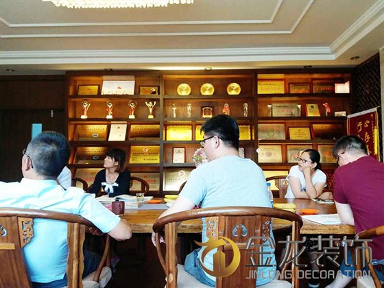 工程精装修设计、施工一体化专业企业&mdash;&mdash;金龙装饰以自己主页为基本点，B2B网站为宣传载体来宣传公司经营理念的思路，得到与会人员的一致共识。