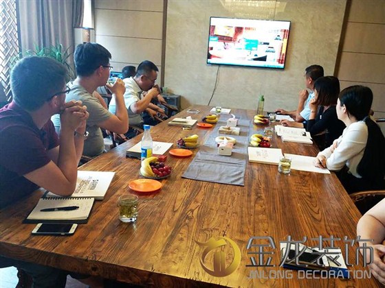 工程精装修设计、施工一体化专业企业&mdash;&mdash;金龙装饰领导们与代表们认真观看公司的网站与公司宣传资料。