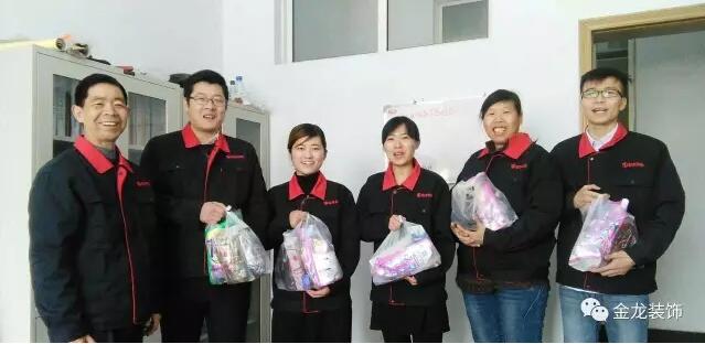 精装房装修&mdash;&mdash;金龙装饰张书记与部分领取节日礼品的员工们合影