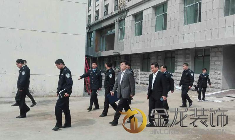 市公安局领导精装房装修专业企业金龙装饰进行仔细的视察工作、并给予鼓励及肯定。