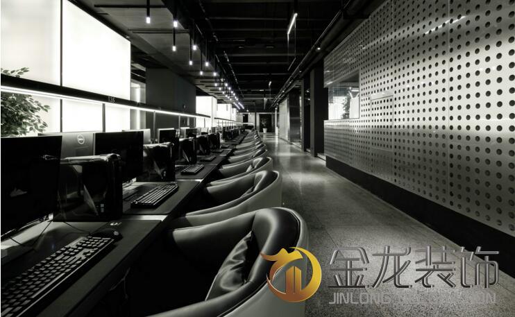 办公室精装修就来金龙装饰，金龙装饰今天就来说下周杰伦的&ldquo;地表最高端网吧&rdquo;。