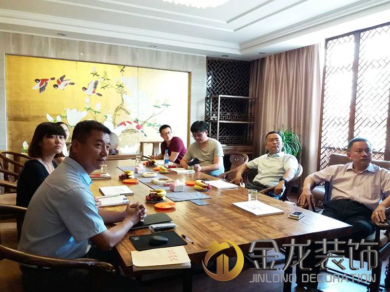 下午在工程精装修设计、施工一体化专业企业&mdash;&mdash;金龙装饰的2楼会议室进行会议洽谈，来了解我公司，方便后续的合作。