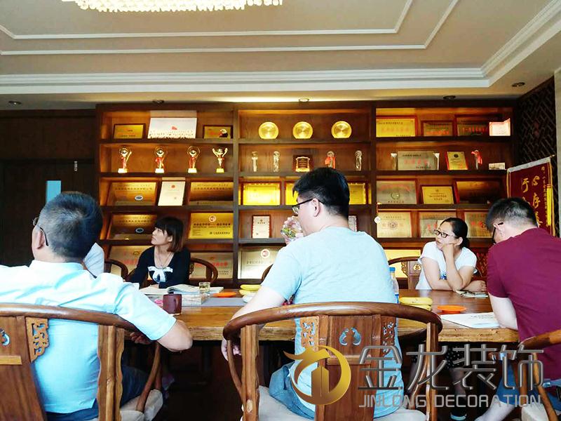 工程精装修设计、施工一体化专业企业&mdash;&mdash;金龙装饰以自己主页为基本点，B2B网站为宣传载体来宣传公司经营理念的思路，得到与会人员的一致共识。
