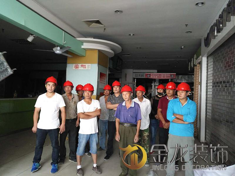 热烈金龙装饰：宿迁利群时代超市工地部分施工人员合照